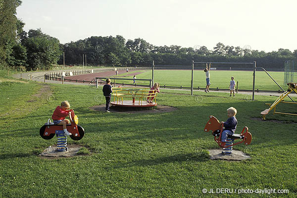enfants dans une plaine de jeux - children in a playground